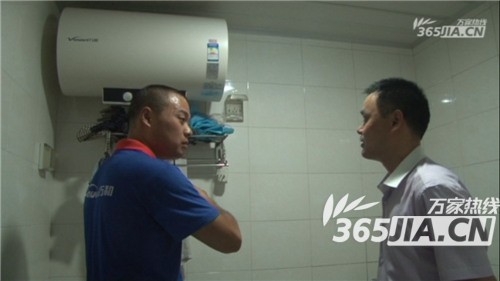 星空网页版售后正在为刘师傅讲解电星空网页版的安全使用规范